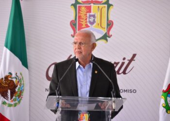 Navarro Quintero le cumple a los maestros de Nayarit 