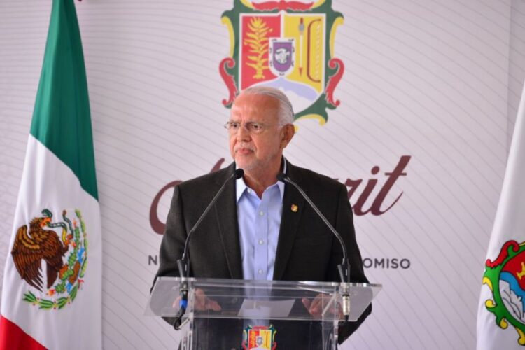 Navarro Quintero le cumple a los maestros de Nayarit