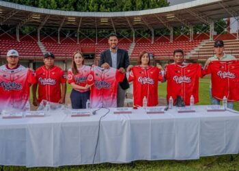 Presentan informe oficial y roster de los Pureros de Compostela