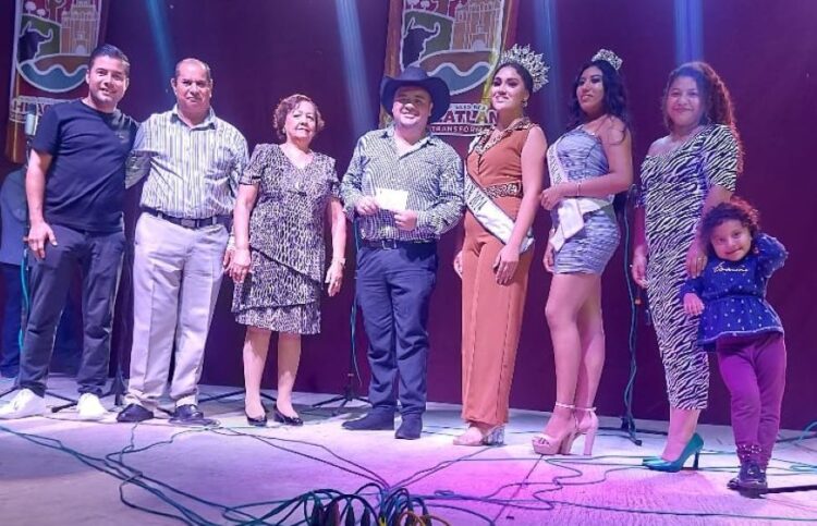 Manolo Andalón atiende las vialidades afectadas por la tormenta en Ahuacatlán