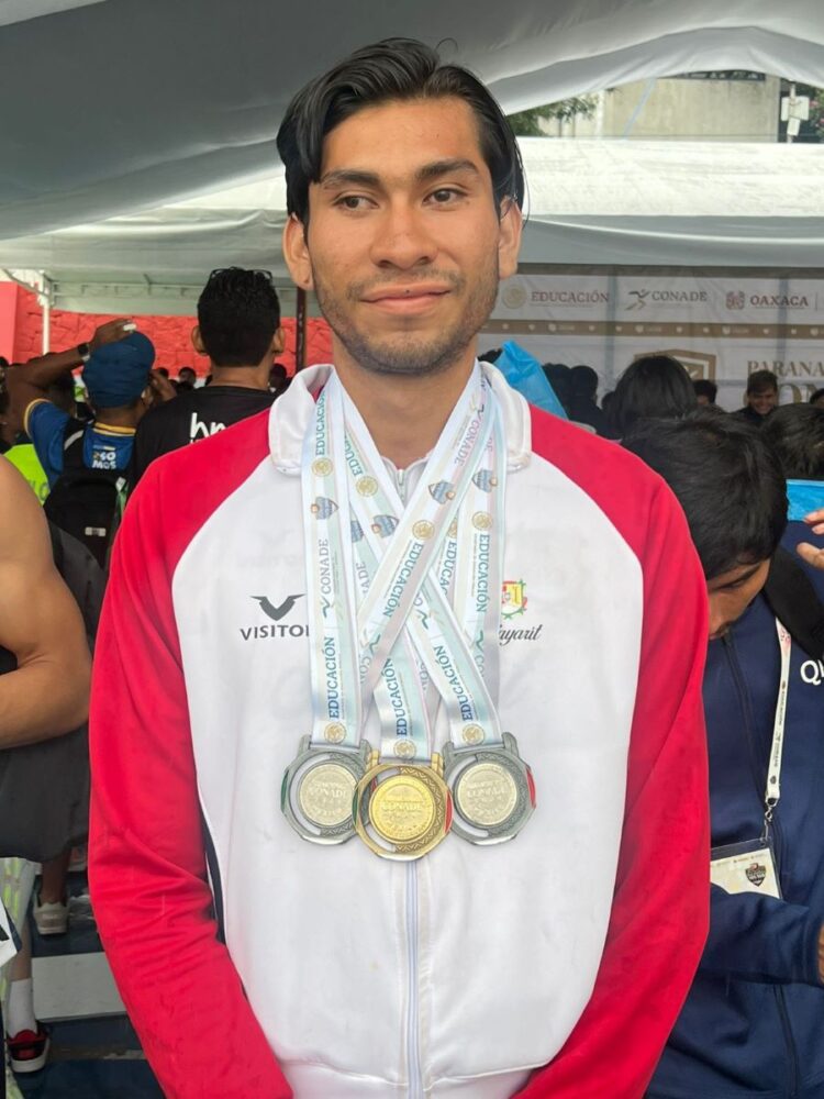 Manolo Andalón atiende las vialidades afectadas por la tormenta en Ahuacatlán