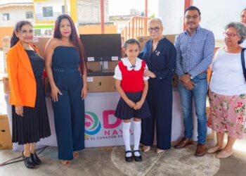 Entrega Beatriz Estrada equipos de cómputo en Compostela