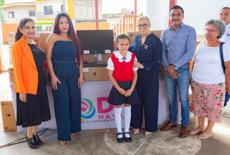 Entrega Beatriz Estrada equipos de cómputo en Compostela