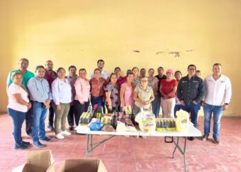 Manolo Andalón atiende las vialidades afectadas por la tormenta en Ahuacatlán