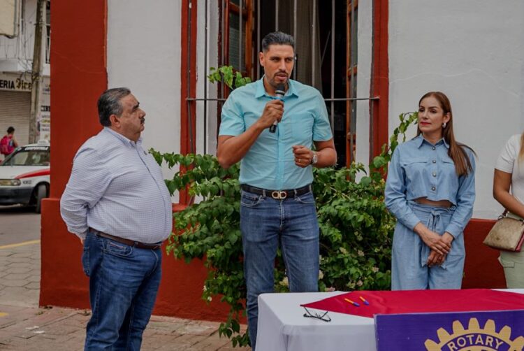 Gustavo Ayón agradece al Club Rotario de Compostela por entrega de ambulancia