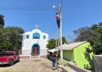 Ixtlán lleva luz y seguridad a comunidades serranas