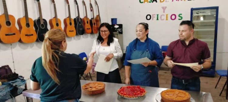 Reconocen a egresadas de cursos de repostería en Jala