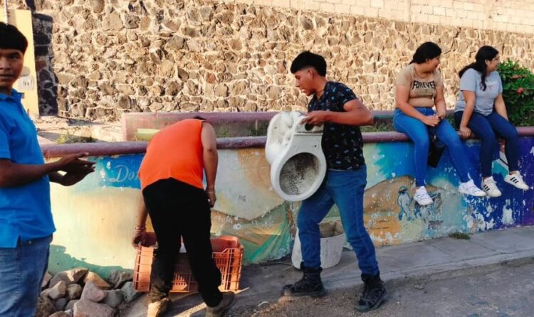 Limpieza y oportunidad a emprendedores de la localidad para el Día de Muertos en Ahuacatlán