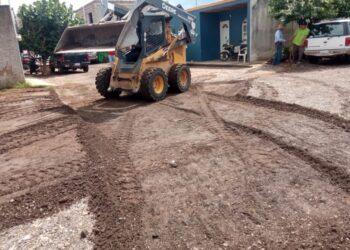 Manolo Andalón atiende las vialidades afectadas por la tormenta en Ahuacatlán