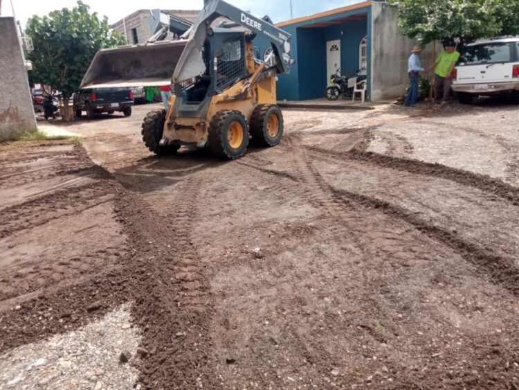 Manolo Andalón atiende las vialidades afectadas por la tormenta en Ahuacatlán