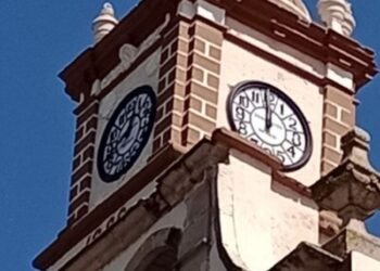 Renuevan carátulas del reloj del templo de San Francisco de Asís, en Ahuacatlán