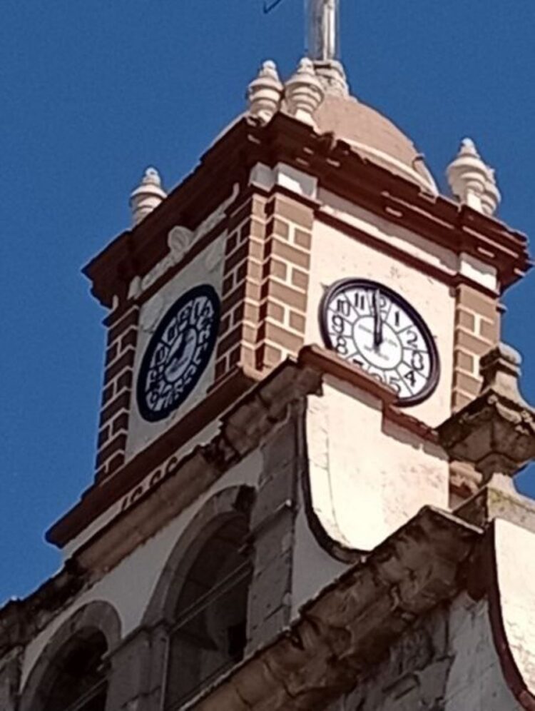 Renuevan carátulas del reloj del templo de San Francisco de Asís, en Ahuacatlán