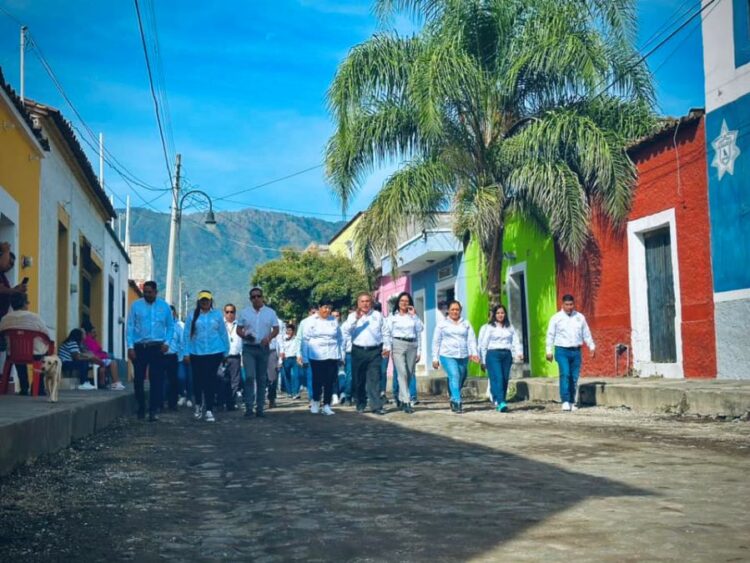 Desfiles y vuelos de parapentes engalanan Ahuacatlán, Jala e Ixtlán