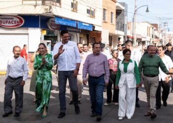 Gustavo Ayón encabeza desfile cívico-deportivo en Compostela