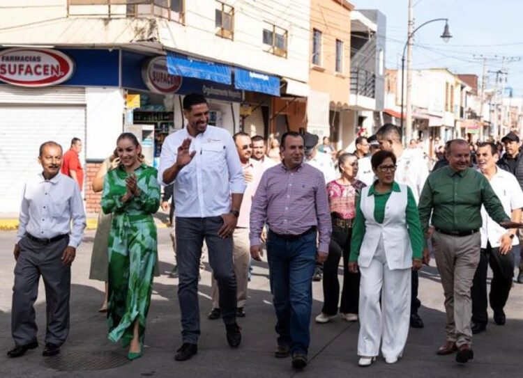 Gustavo Ayón encabeza desfile cívico-deportivo en Compostela