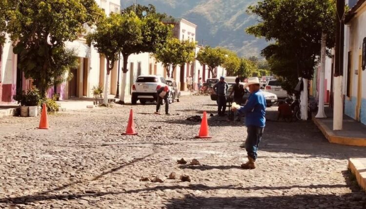 Gobierno de Jala mejora la infraestructura vial con trabajos de bacheo