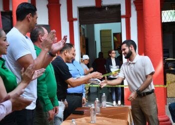 Gustavo Ayón fortalece imagen de Compostela con entrega de uniformes a trabajadores