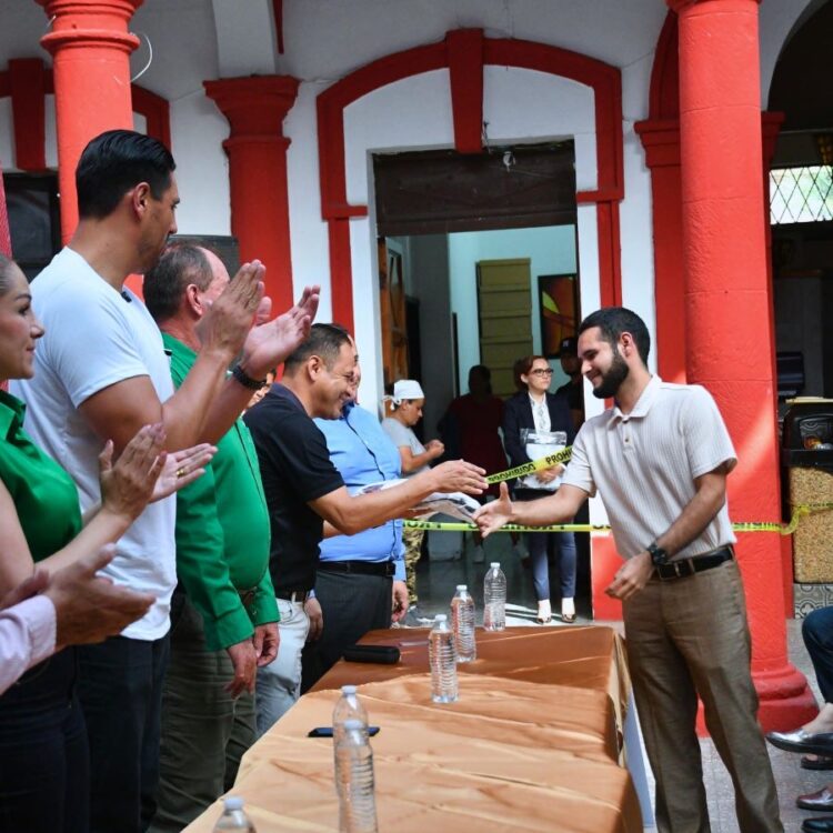 Gustavo Ayón fortalece imagen de Compostela con entrega de uniformes a trabajadores