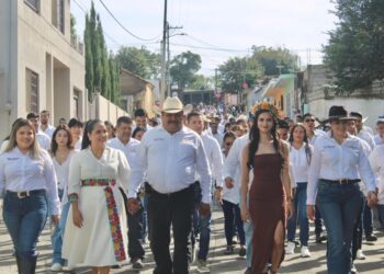 Gustavo Ayón encabeza desfile cívico-deportivo en Compostela
