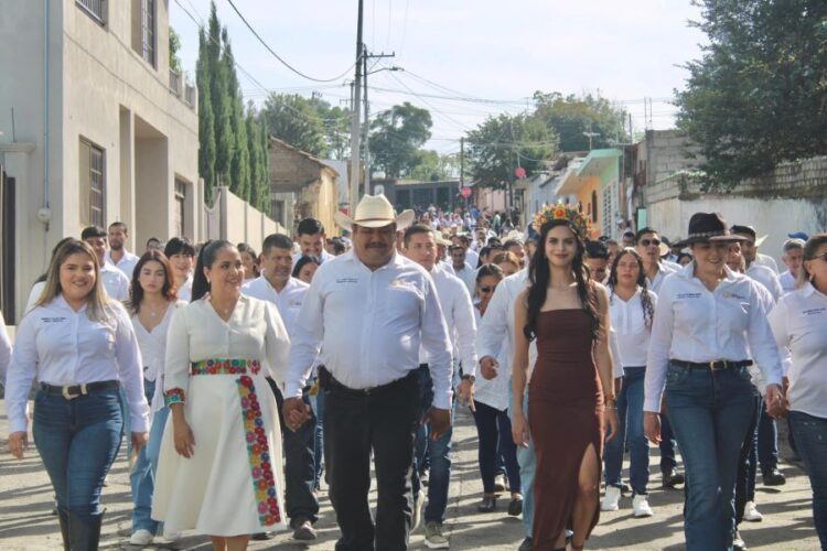 Gustavo Ayón encabeza desfile cívico-deportivo en Compostela