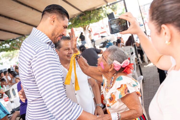 Gustavo Ayón fortalece lazos con los ejidatarios de Compostela y Zacualpan