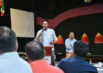 Gustavo Ayón impulsa el turismo sostenible en Compostela