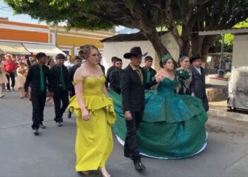 Jocelyn Ávila Montero celebra sus quince años con una fiesta inolvidable