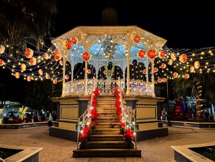 El Centro Histórico de Ixtlán brilla con espíritu navideño