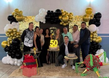 Celebran la vida y la amistad: excompañeros de secundaria se reencuentran a los 50