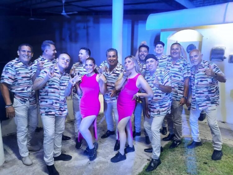 “Elegant show” y banda “Bm3”, en el baile de La Fogata, en Ahuacatlán