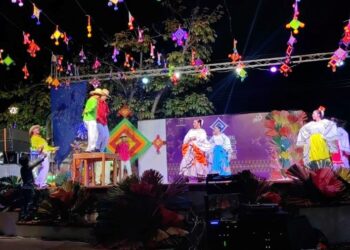 Ixtlán vive la magia de la Navidad en la plaza pública