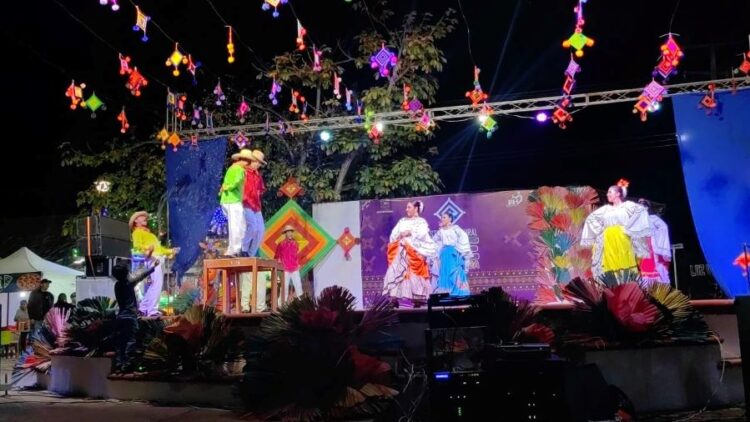 Ixtlán vive la magia de la Navidad en la plaza pública