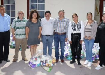 Manolo Andalón entrega arcones navideños al personal sindicalizado del SUTSEM