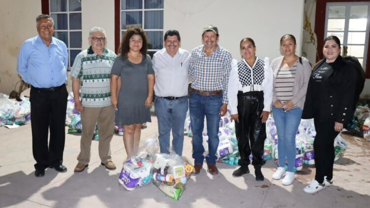 Manolo Andalón entrega arcones navideños al personal sindicalizado del SUTSEM