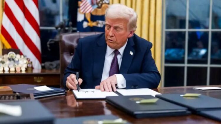 Donald Trump firma orden ejecutiva para eliminar la ciudadanía por derecho de nacimiento