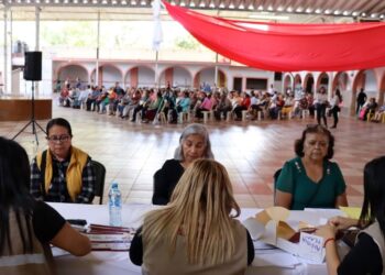 Entregan tarjetas del bienestar en Ahuacatlán