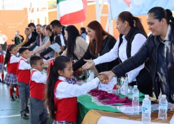 Exhibición Regional de Escoltas de Bandera en Ahuacatlán: Un evento de disciplina y orgullo