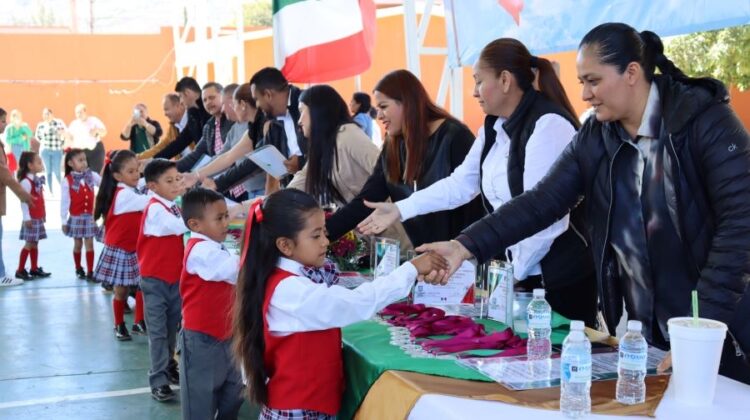 Exhibición Regional de Escoltas de Bandera en Ahuacatlán: Un evento de disciplina y orgullo