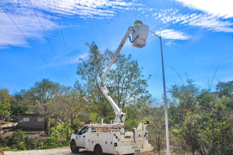 SAMAO mejora la seguridad con rehabilitación del Alumbrado publico en El Buruato
