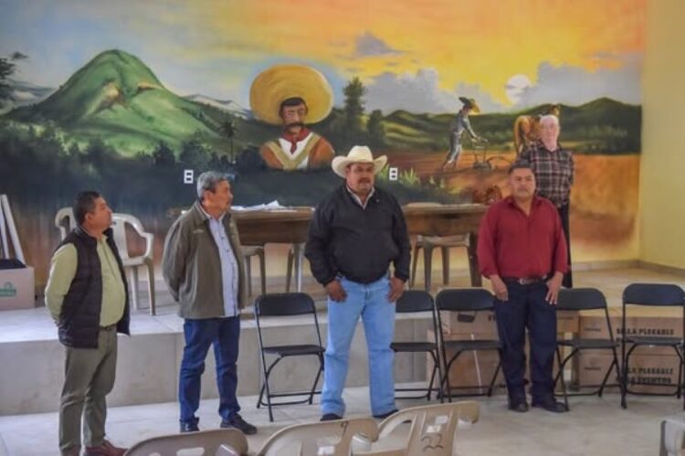 Rodrigo Polanco Sojo entrega apoyos en la comunidad de Buckingam