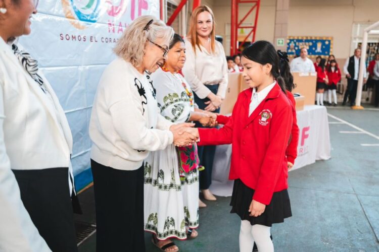Beneficia Beatriz Estrada a estudiantes con entrega de equipos de cómputo en todo el estado