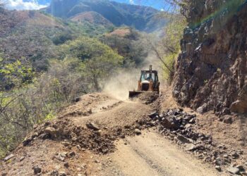 Continúa rehabilitación de caminos en la geografía de Jala