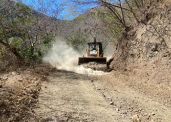 Continúa rehabilitación de caminos en la geografía de Jala