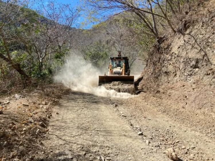 Continúa rehabilitación de caminos en la geografía de Jala
