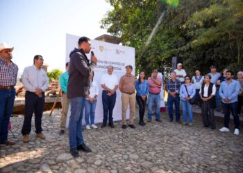 Gustavo Ayón fortalece la participación ciudadana en Compostela