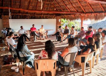 Gustavo Ayón atiende demandas en Chacala