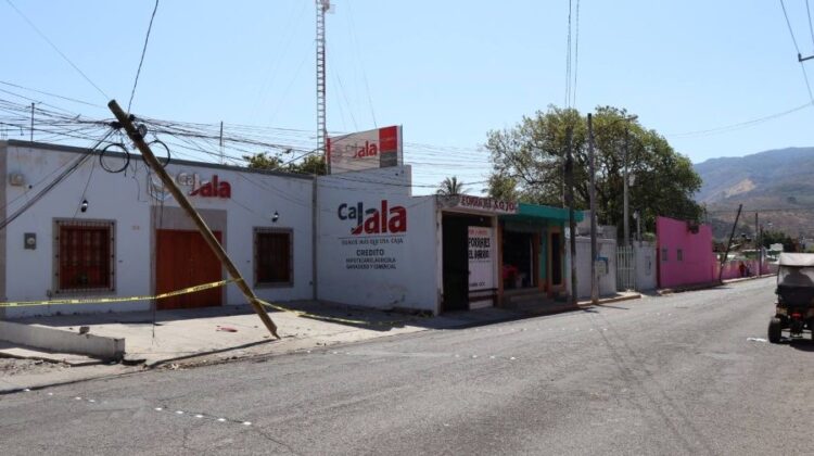 Postes dañados en Ahuacatlán representan un riesgo para peatones y automovilistas