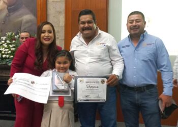 Renata Yoeli García Valdivia, de Santa María del Oro, triunfa en el Concurso Estatal de Oratoria
