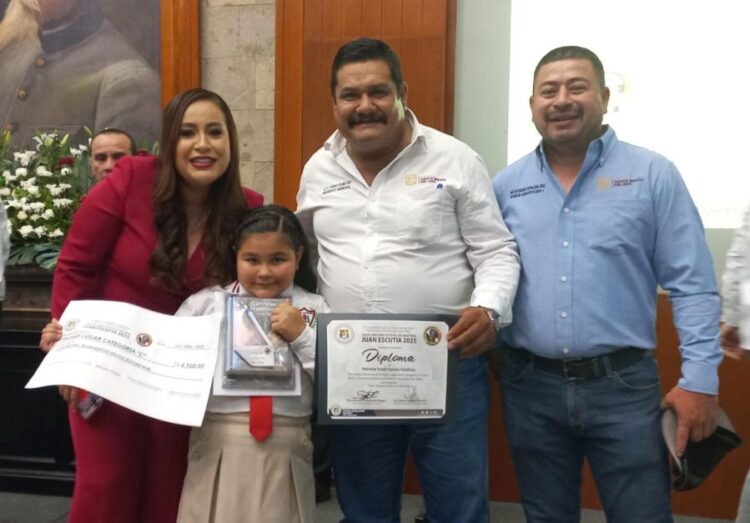 Renata Yoeli García Valdivia, de Santa María del Oro, triunfa en el Concurso Estatal de Oratoria