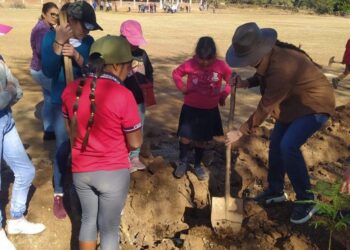 Santa María del Oro apuesta por el futuro verde: 30 nuevos árboles en Bukingham